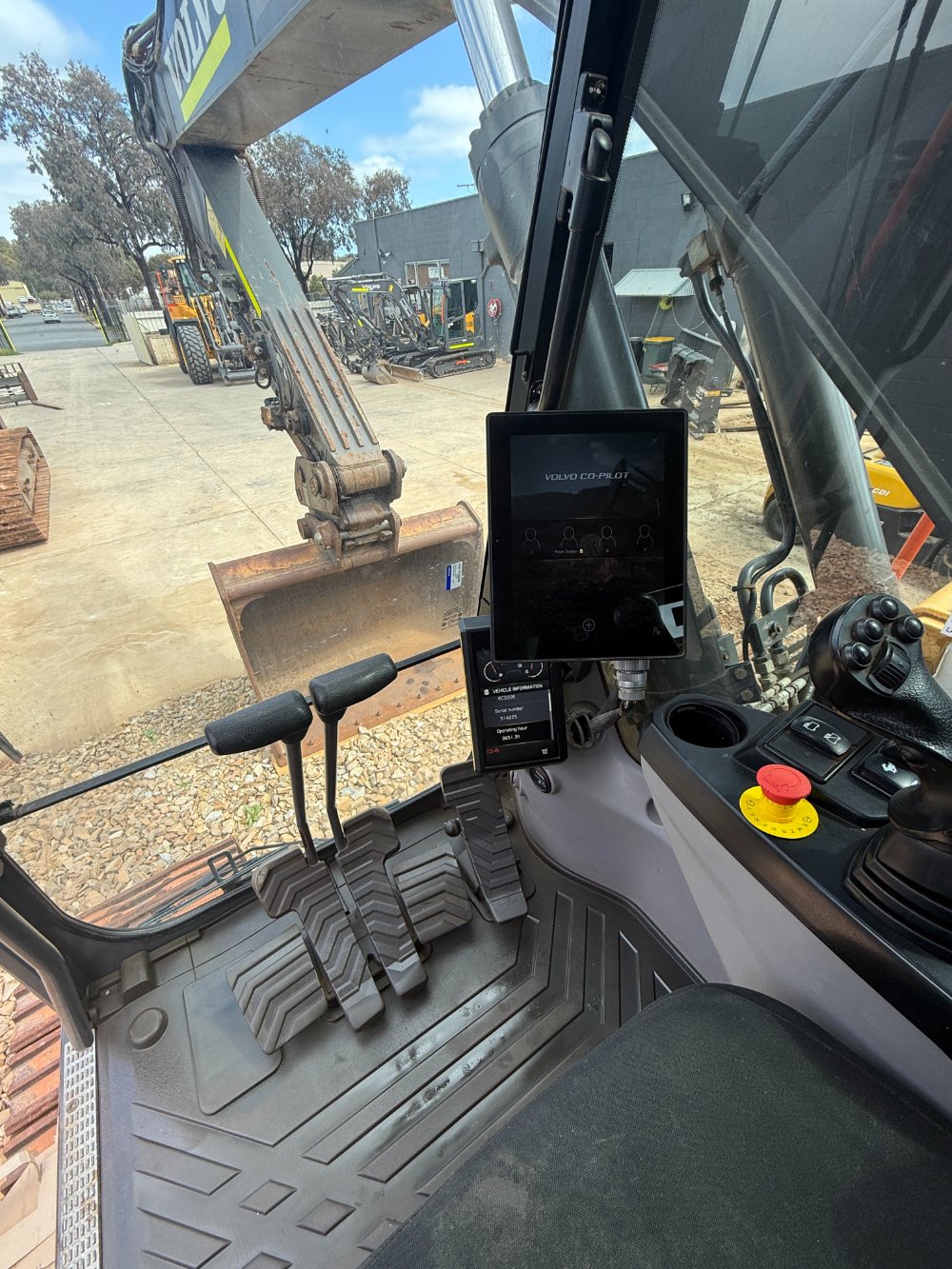 EC220EL - Used Equipment