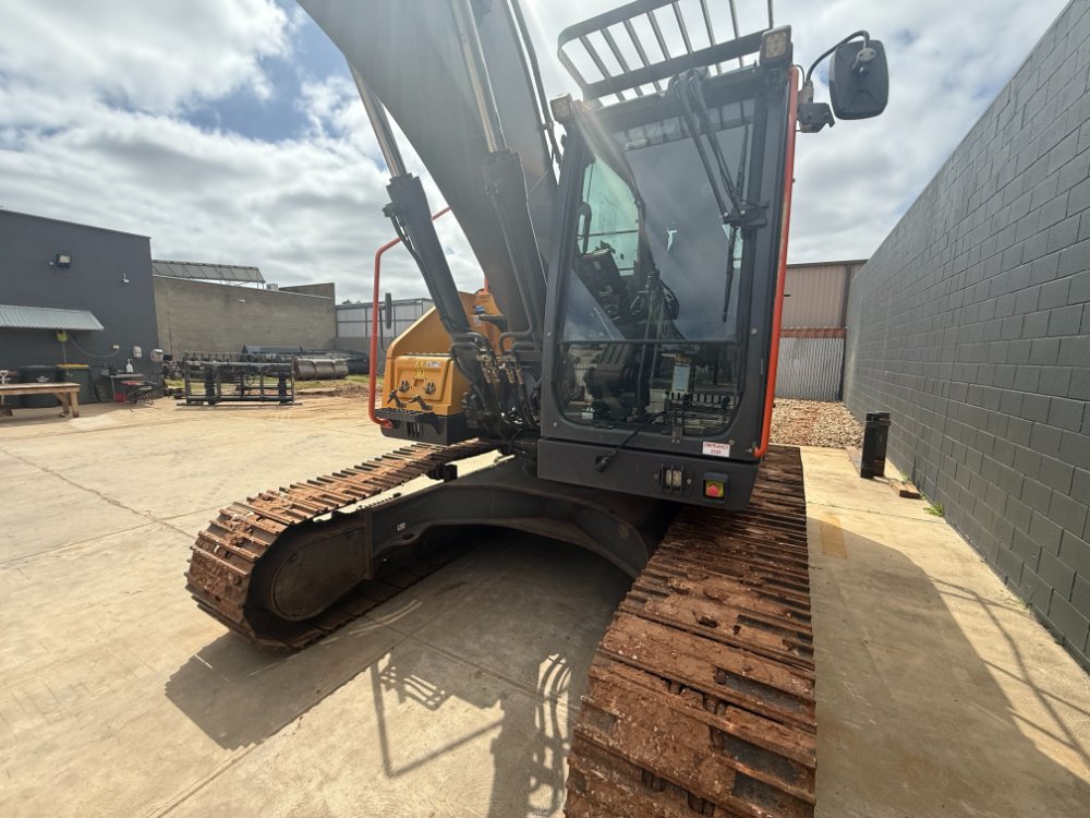 EC220EL - Used Equipment