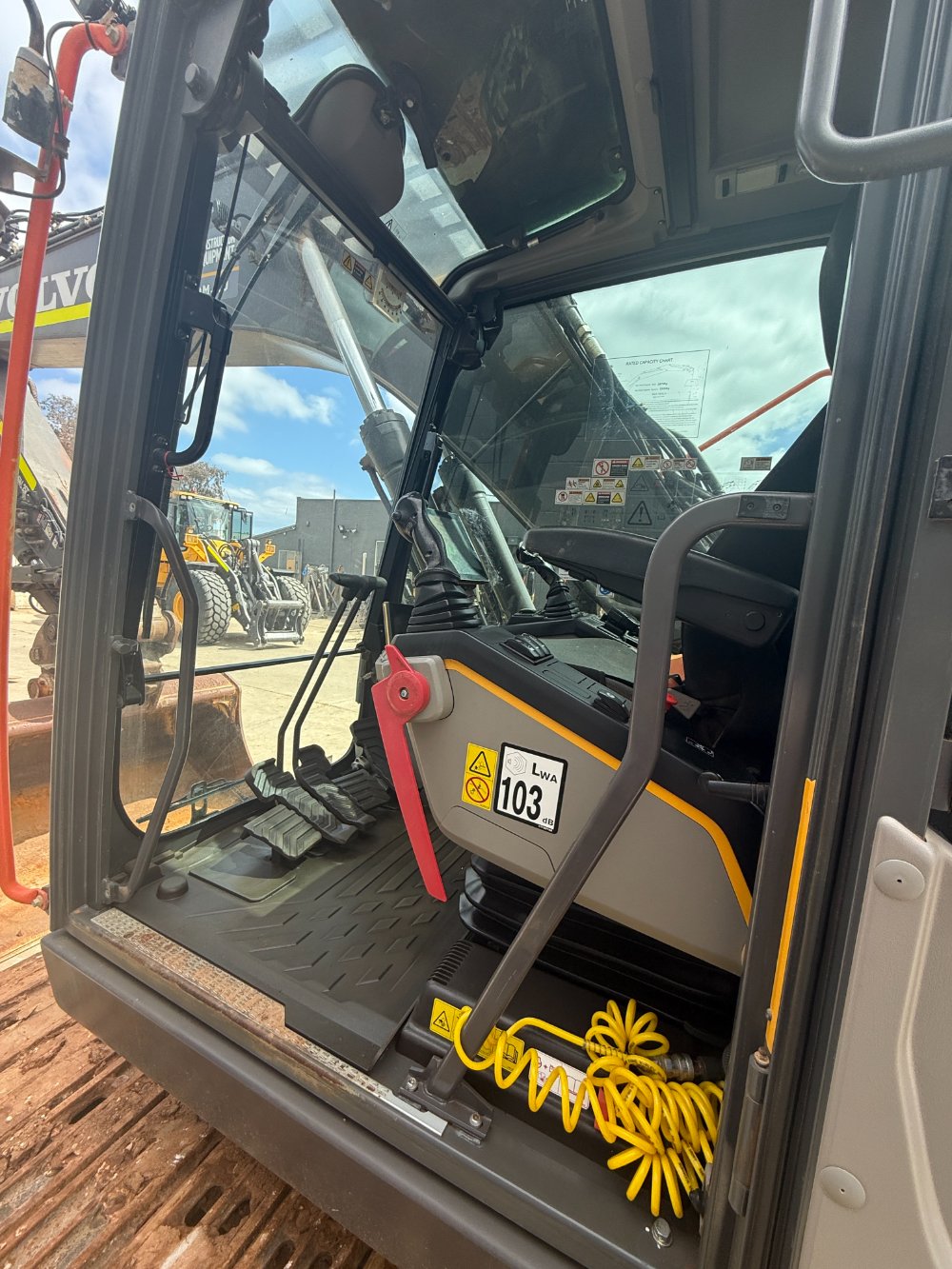 EC220EL - Used Equipment